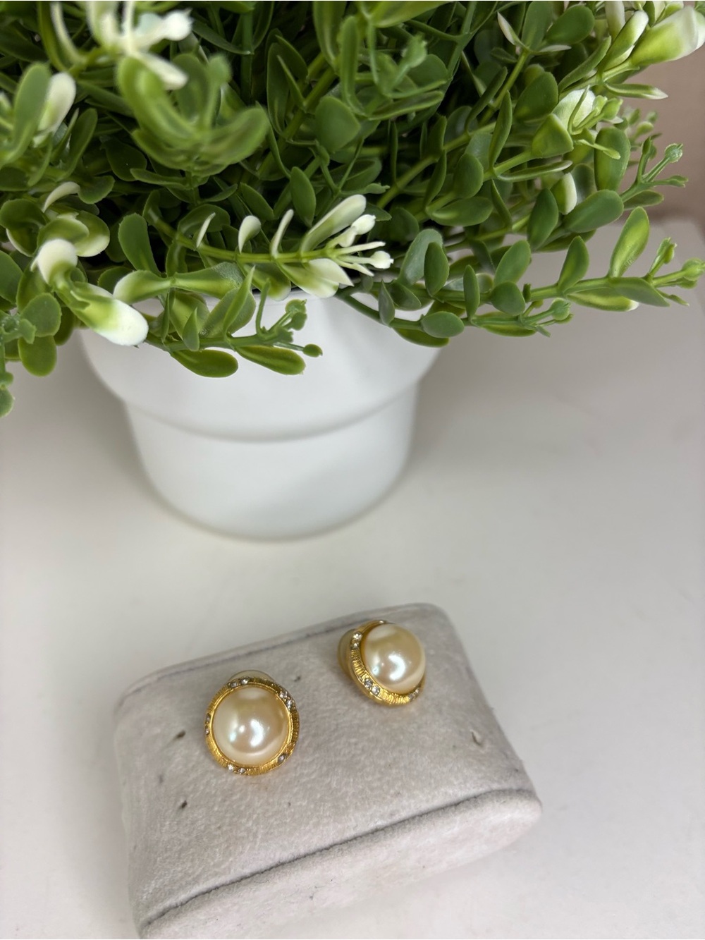 Vintage Anne tylorFaux Pearl Rhinestone Gold Tone Statement Stud Earrings